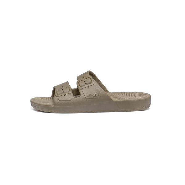 Khaki Slides-Freedom Moses-lobo nosara