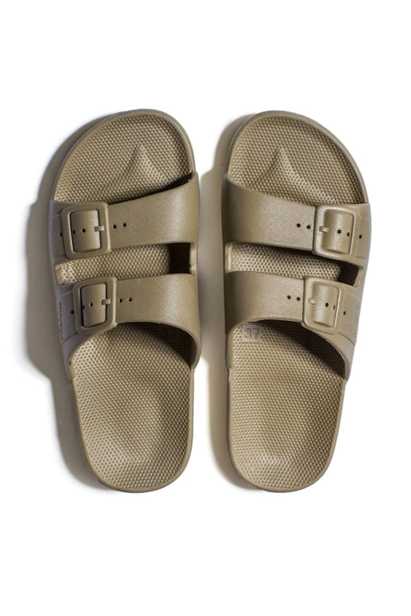 Khaki Slides-Freedom Moses-lobo nosara